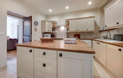 Cuisine ou kitchenette dans l'établissement Awesome Home In Saint-Simon With Wifi