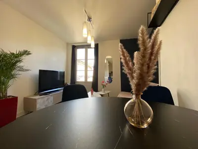Télévision ou salle de divertissement dans l'établissement L'Indigo, charmant T2, 10 min centre historique, WiFi, Netflix, Amazon Prime