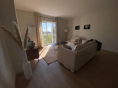 Coin salon dans l'établissement Magnifique Vue Vieux Port et Tours de La Rochelle - Appartement 120m2 - Les Suites du Trente