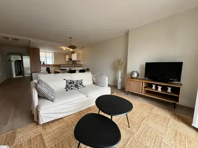 Télévision ou salle de divertissement dans l'établissement Magnifique Vue Vieux Port et Tours de La Rochelle - Appartement 120m2 - Les Suites du Trente