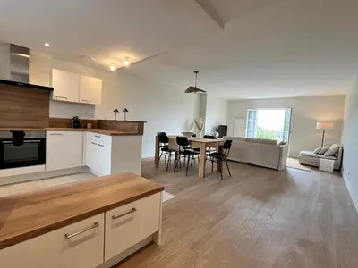 Cuisine ou kitchenette dans l'établissement Magnifique Vue Vieux Port et Tours de La Rochelle - Appartement 120m2 - Les Suites du Trente