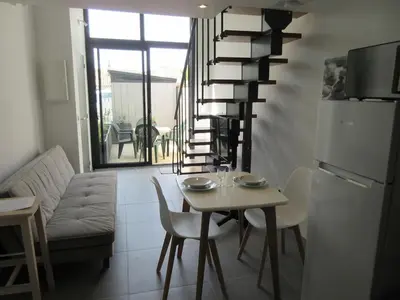 Coin salon dans l'établissement Maisonnette avec terrasse et parking