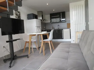 Cuisine ou kitchenette dans l'établissement Maisonnette avec terrasse et parking