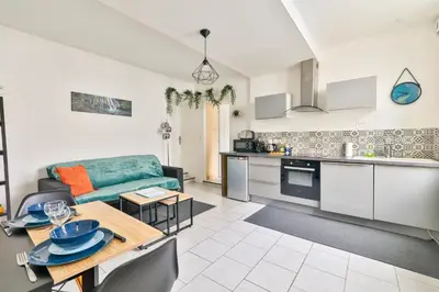 Cuisine ou kitchenette dans l'établissement Le Solençon de 1 à 4 personne Hypercentre