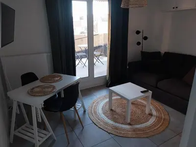Coin salon dans l'établissement Studio cosy et sa terrasse