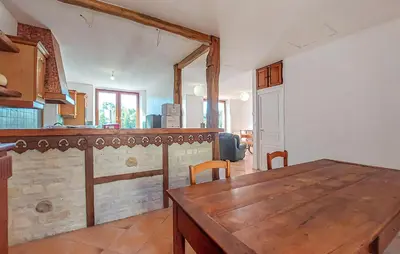 Cuisine ou kitchenette dans l'établissement Pet Friendly Home In Nanteuil-En-Vallée With Wifi