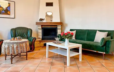 Coin salon dans l'établissement Pet Friendly Home In Nanteuil-En-Vallée With Wifi