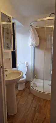 Salle de bains dans l'établissement Marans studio sur les quais