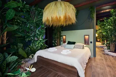 Un ou plusieurs lits dans un hébergement de l'établissement Love Room Évasion tropicale à deux pas du centre