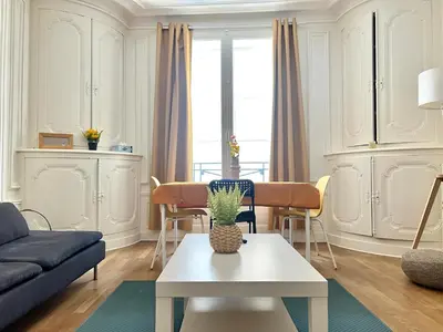 Coin salon dans l'établissement Beautiful 2 bedroom apartment in downtown Poitiers