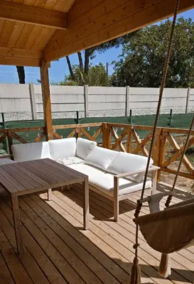 Balcon ou terrasse dans l'établissement Chalet romantique - Jacuzzi privatif - King size
