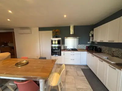 Cuisine ou kitchenette dans l'établissement Maison au calme