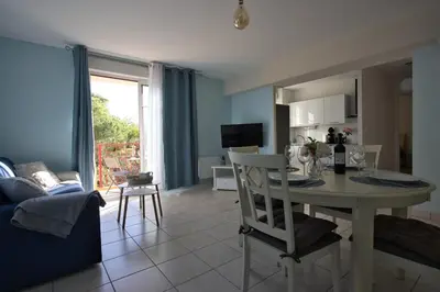 Télévision ou salle de divertissement dans l'établissement La Frégate - vue mer
