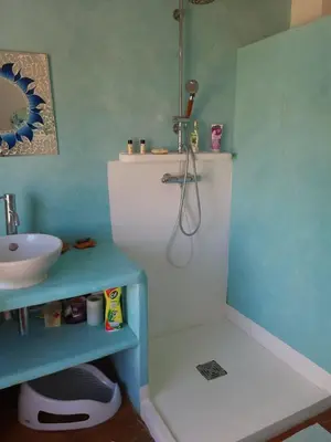 Salle de bains dans l'établissement La Maison Blanche – Plage et centre