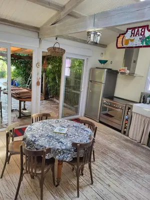 Cuisine ou kitchenette dans l'établissement La Maison Blanche – Plage et centre