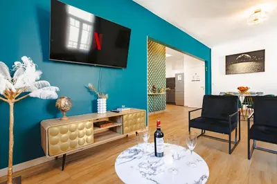 Télévision ou salle de divertissement dans l'établissement Gatsby - Appartement rénové élégant, Hypercentre Saintes, Calme, Fibre, TV 4K, Netflix