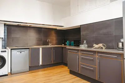 Cuisine ou kitchenette dans l'établissement Gatsby - Appartement rénové élégant, Hypercentre Saintes, Calme, Fibre, TV 4K, Netflix