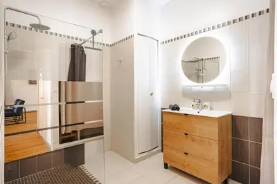 Salle de bains dans l'établissement Gatsby - Appartement rénové élégant, Hypercentre Saintes, Calme, Fibre, TV 4K, Netflix