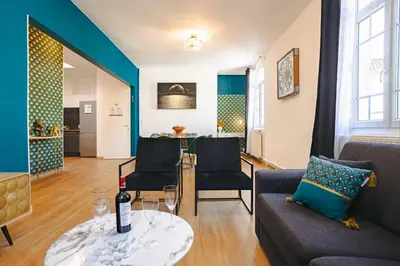 Coin salon dans l'établissement Gatsby - Appartement rénové élégant, Hypercentre Saintes, Calme, Fibre, TV 4K, Netflix