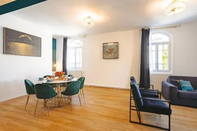Coin salon dans l'établissement Gatsby - Appartement rénové élégant, Hypercentre Saintes, Calme, Fibre, TV 4K, Netflix