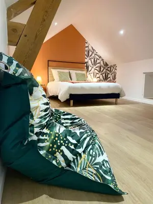 Un ou plusieurs lits dans un hébergement de l'établissement La chambre aux hommes