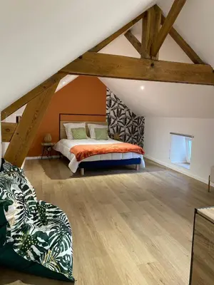 Un ou plusieurs lits dans un hébergement de l'établissement La chambre aux hommes