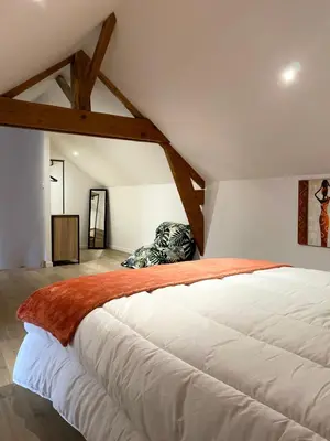 Un ou plusieurs lits dans un hébergement de l'établissement La chambre aux hommes