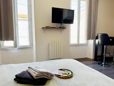 Télévision ou salle de divertissement dans l'établissement Le Simplicity - Hyper Centre Cognac - wifi - stationnement