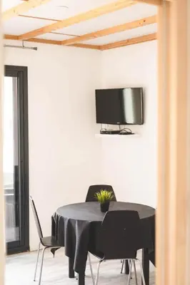 Télévision ou salle de divertissement dans l'établissement Le gite de l'olivier