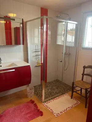 Salle de bains dans l'établissement Charming family home with pool!
