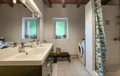Salle de bains dans l'établissement Gorgeous Home In Dompierre-Sur-Charente