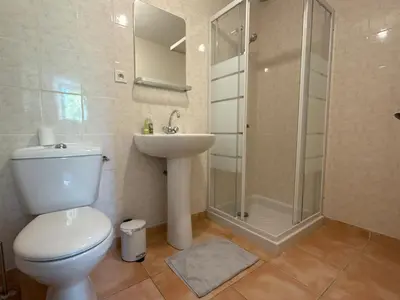 Salle de bains dans l'établissement Le Hameau des possibles gites 16- personnes