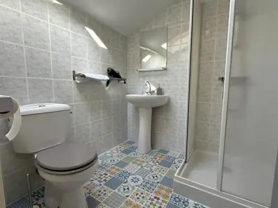 Salle de bains dans l'établissement Le Hameau des possibles gites 16- personnes