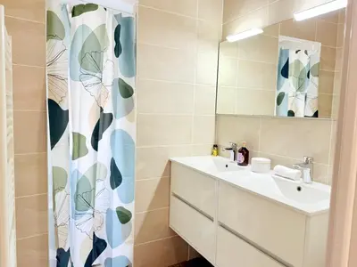 Salle de bains dans l'établissement Le Cocon Kaya T3 Wifi HD, à 10 min de La Rochelle