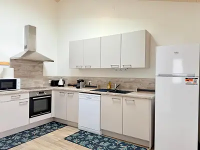 Cuisine ou kitchenette dans l'établissement Le Cocon Kaya T3 Wifi HD, à 10 min de La Rochelle