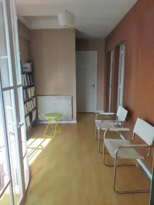Bibliothèque dans la maison d'hôtes