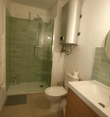 Salle de bains dans l'établissement Le Jean-Jaurès