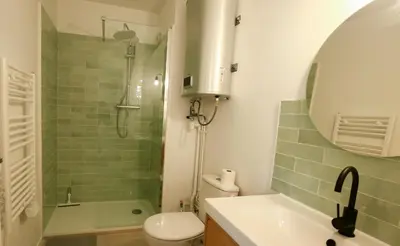 Salle de bains dans l'établissement Le Jean-Jaurès