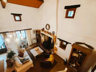 Télévision ou salle de divertissement dans l'établissement 1 Bed Cottage - Sleeps 2 - Pool - Parking - Wifi