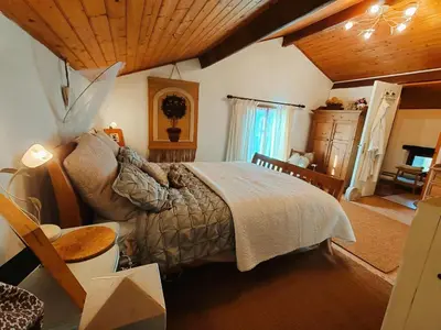 Un ou plusieurs lits dans un hébergement de l'établissement 1 Bed Cottage - Sleeps 2 - Pool - Parking - Wifi
