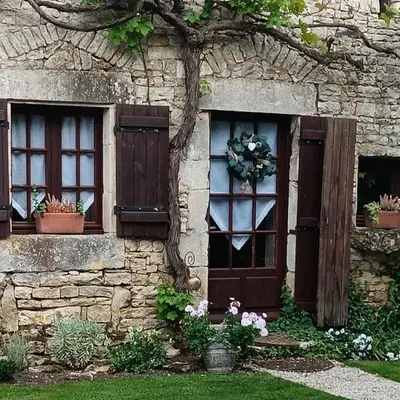 1 Bed Cottage - Sleeps 2 - Pool - Parking - Wifi