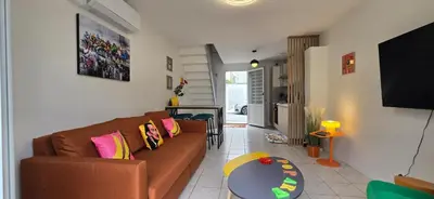 Télévision ou salle de divertissement dans l'établissement Nouveau ! Le Pop Appart - Fun et coloré en hypercentre de Surgères
