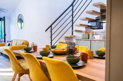 Coin salon dans l'établissement Casa Rochelaise - By Primo Conciergerie