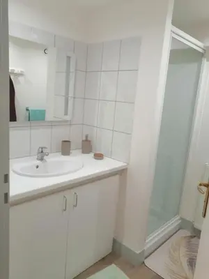 Salle de bains dans l'établissement Magnifique studio neuf et indépendant à la campagne