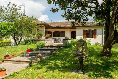 Jardin de l'établissement Maison 15p piscine chauffé terrain de pétanque