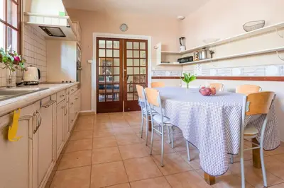 Cuisine ou kitchenette dans l'établissement Maison 15p piscine chauffé terrain de pétanque