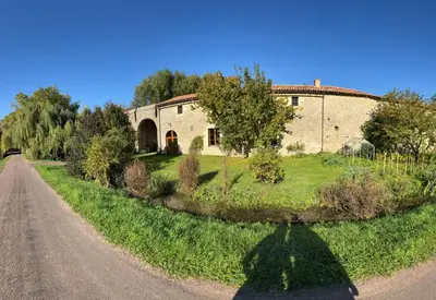 Jardin de l'établissement La Villa des Licoches, gite Proche Thouars 8 personnes