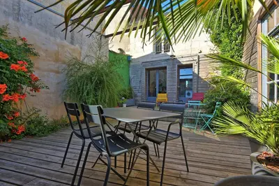 Jardin de l'établissement Maison de caractère proche centre ville