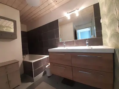 Salle de bains dans l'établissement Maison de caractère proche centre ville