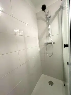 Salle de bains dans l'établissement ღ TerraCotta - Élégant cocon neuf avec WIFI HAUT DÉBIT